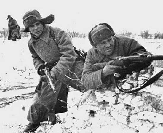 Атака на странный призрачный хутор под Сталинградом. Только ворвавшись в немецкие траншеи советские бойцы поняли, что здесь случилось (2021)