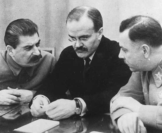 "Об этом знаем только мы трое". Эта тяжелейшая секретная миссия Молотова изменила ход войны (2021)