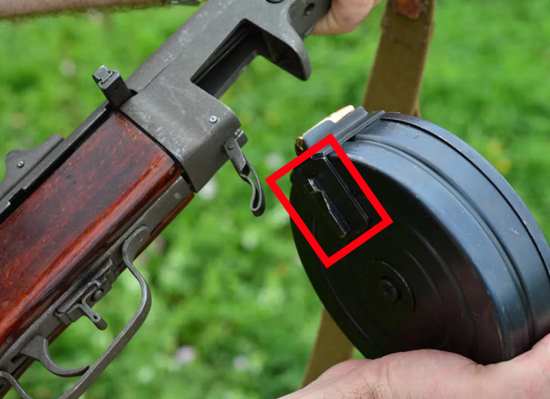 Проблема несовместимости первых ППШ и их барабанных магазинов. Как советские оружейники радикально решили эту проблему? (2021)