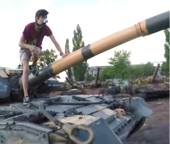 Проникновение на стоянку Харьковского бронетанкового завода. 300 танков из которых 10 новые - на них может полазить любой желающий (2018)