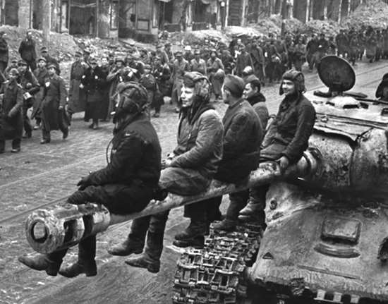 Штурм Берлина. Рассказывает ветеран Григорий Нисенбаев: "Самое трудное - это было после Кюстрина..." (2021)