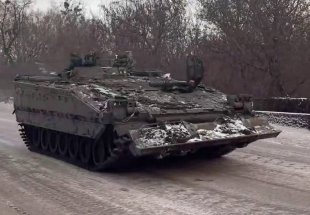 На границе Курской и Сумской областей поражена редчайшая БРЭМ Bärgningsbandvagn 90 (Bgbv 90) ВСУ, созданная на базе БМП CV-90. На фото БРЭМ данного же типа в Сумской области.